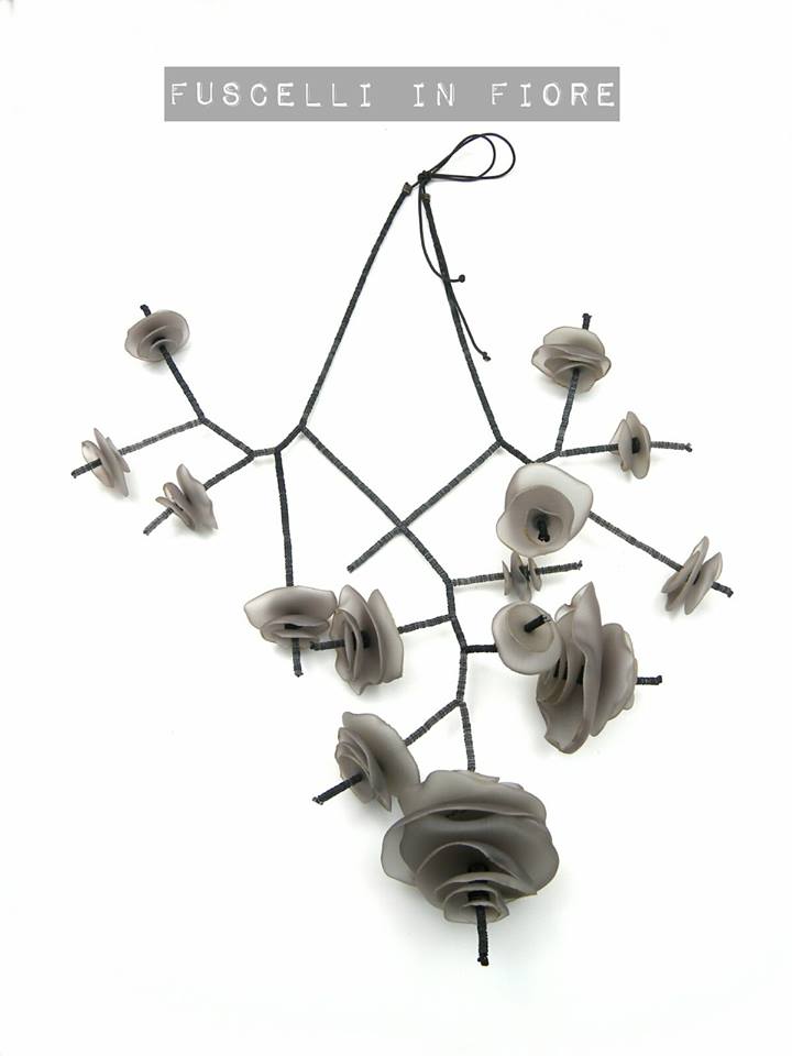 C3C tre fuscelli in fiore grigio